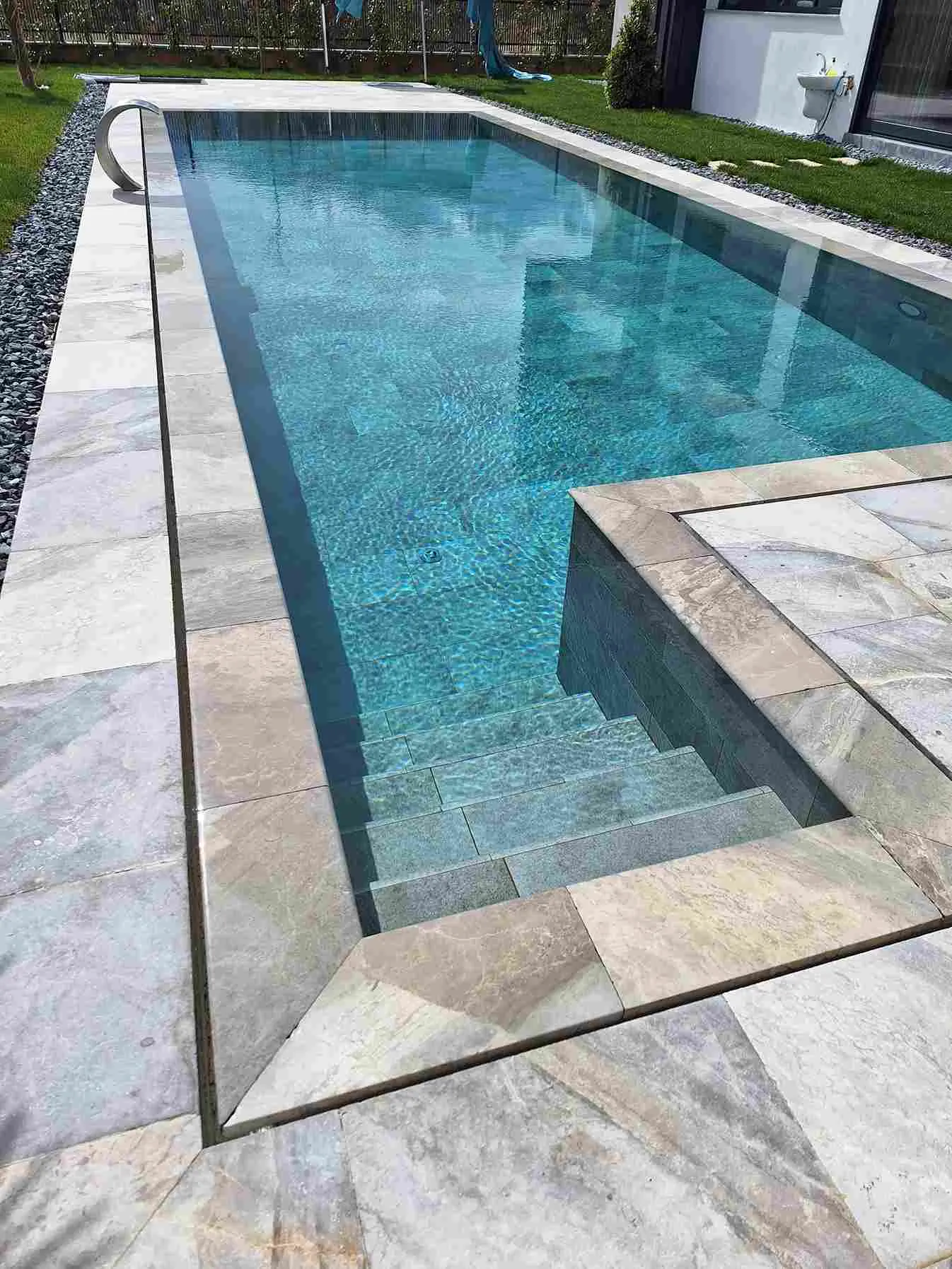 Temiz ve berrak suyuyla göz alıcı bir yüzme havuzu